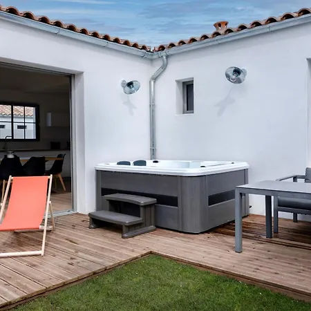 Avec Jacuzzi Et Clim A Marsilly Holiday home
