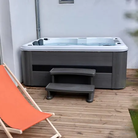 Avec Jacuzzi Et Clim A Marsilly Holiday home